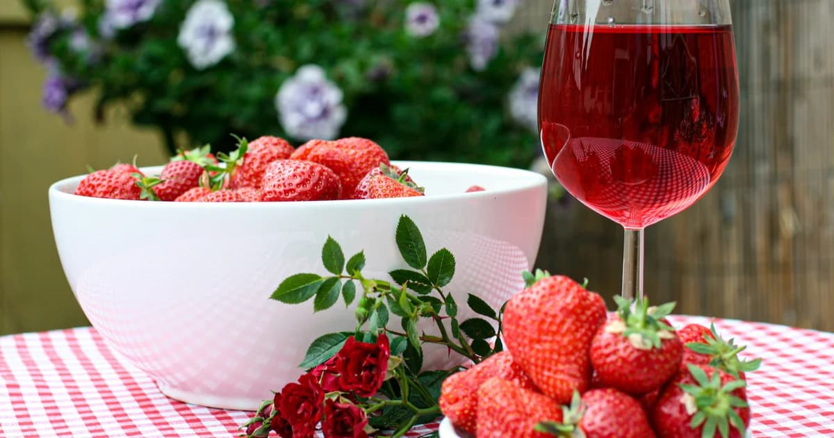 Strawberries with red wine 1