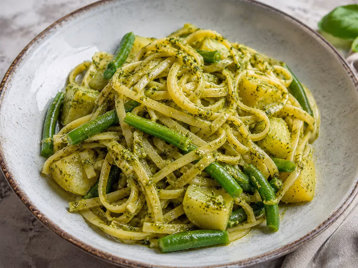 Piatto fondo con linguine al pesto genovese fagiolini verdi e cubetti di patata gialla